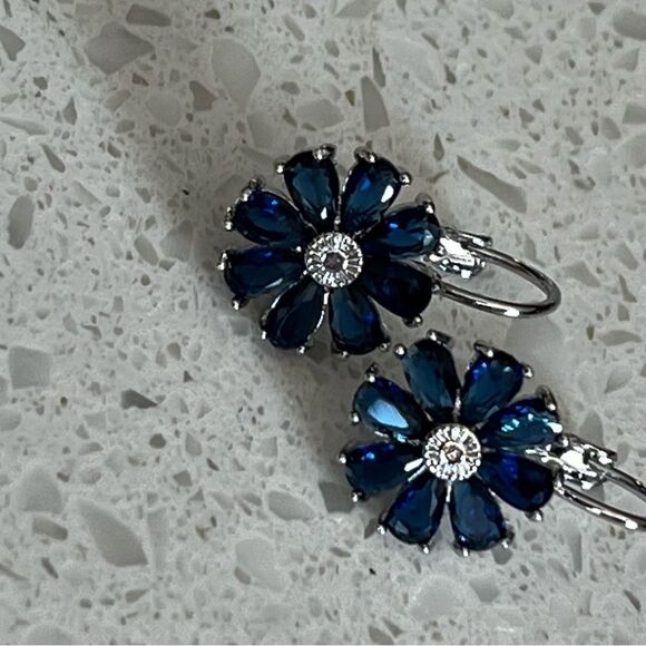 Rhinestone Flower Decor Hoop Earrings - Picture 3 of 9